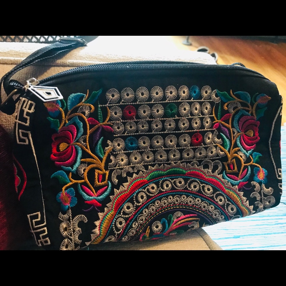 Handmade indigenous pattern embroidery bag - Picture 4 of 4